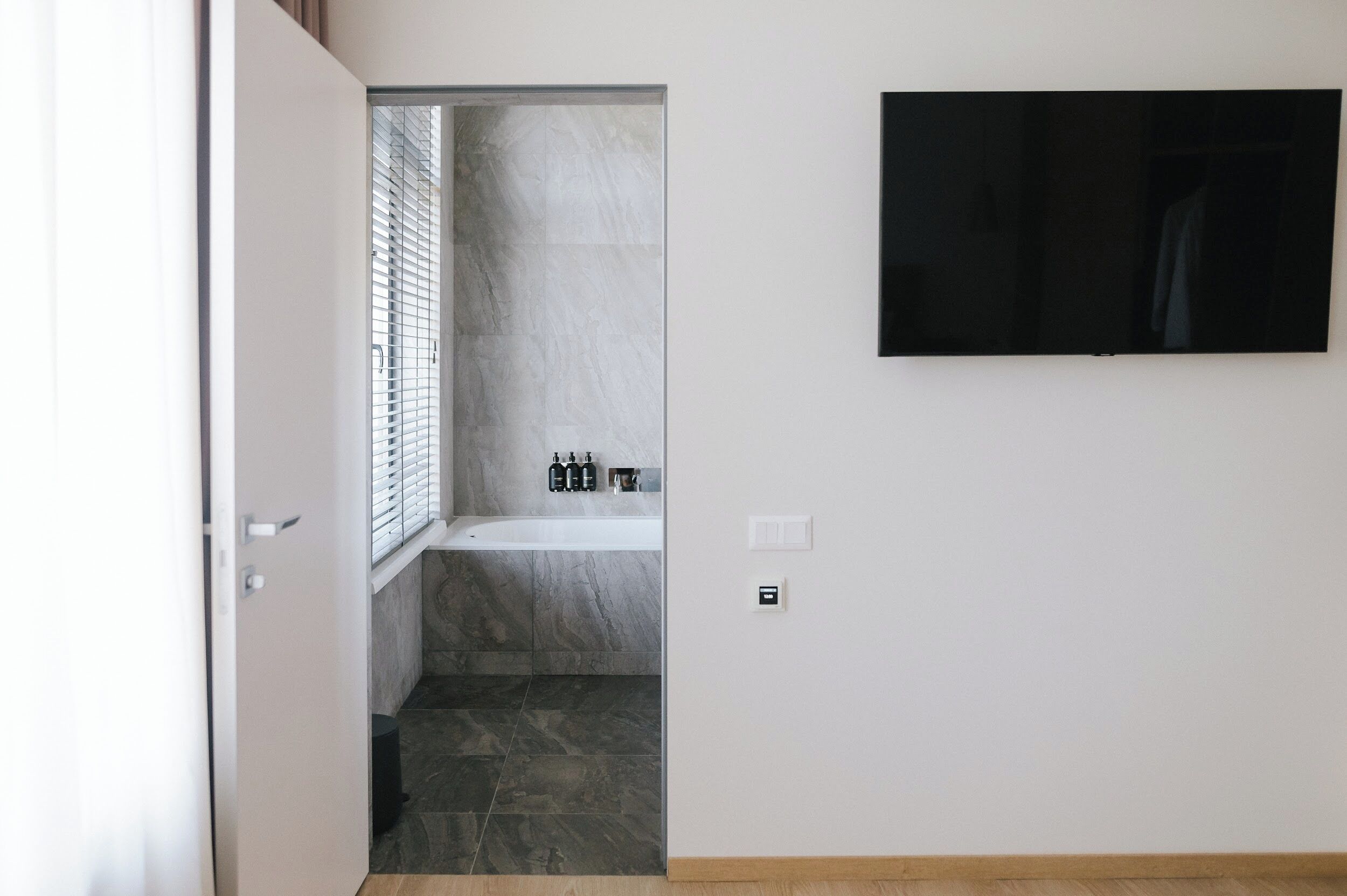 Un baño moderno con bañera, inodoro y zona de ducha.