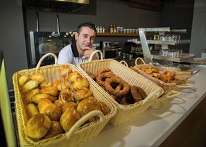 Kontinental frukost varje dag mot avgift