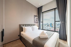 Suite Présidentielle, 3 chambres, accès au salon club, vue ville | Draps en coton égyptien, literie de qualité supérieure