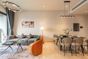 Suite Présidentielle, 3 chambres, accès au salon club, vue ville | Draps en coton égyptien, literie de qualité supérieure