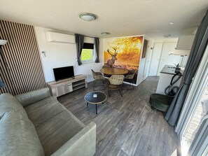 Smart TV - New chalet 2 on the edge of the Wadden Sea and Amstelmeer with private terrace! (Anna Paulowna)