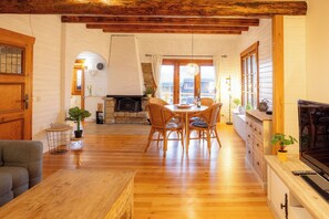 Televisión, chimenea y estéreo 