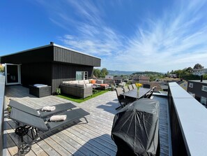 Villa | Outdoor dining - Modern Large 3-bed Villa Near Ski Arena 2025 (Trondheim)