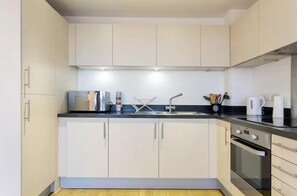 Apartment | Private kitchen | Fridge, microwave, oven, stovetop - Apartmentsleeps3-balcony-near Canarywharf-gym (London)