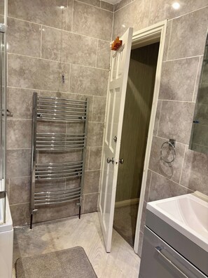 House | Bathroom | Combined shower/bathtub, deep-soaking bathtub, towels - Ehsaan's Birmingham Retreat (Birmingham)