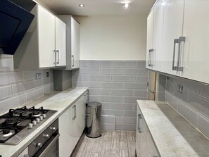 House | Private kitchen | Fridge, microwave, oven, stovetop - Ehsaan's Birmingham Retreat (Birmingham)