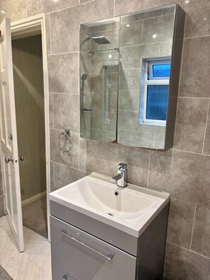 House | Bathroom | Combined shower/bathtub, deep-soaking bathtub, towels - Ehsaan's Birmingham Retreat (Birmingham)