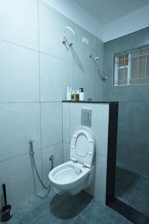 Dusche, kostenlose Toilettenartikel, Handtücher, Shampoo