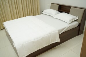 Deluxe-Apartment, Balkon, Stadtblick | 1 Schlafzimmer, Bügeleisen/Bügelbrett, kostenloses WLAN