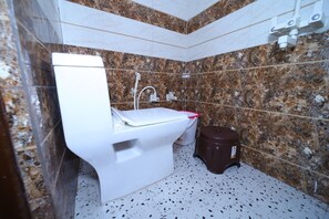Camera Deluxe con letto matrimoniale o 2 letti singoli, balcone | Bagno | Combinazione doccia/vasca, pantofole
