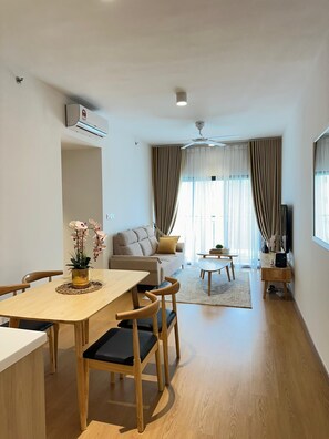 Dining - Spacious 3-bedroom apartment with AC, Netflix, WiFi nearby KLIA, Splash Mania (Banting)