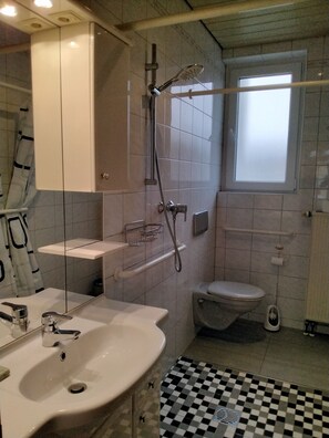 Shower, towels, toilet paper - Cozy and high-quality vacation apartment Bildchenstrasse with terrace  (Schwalbach)