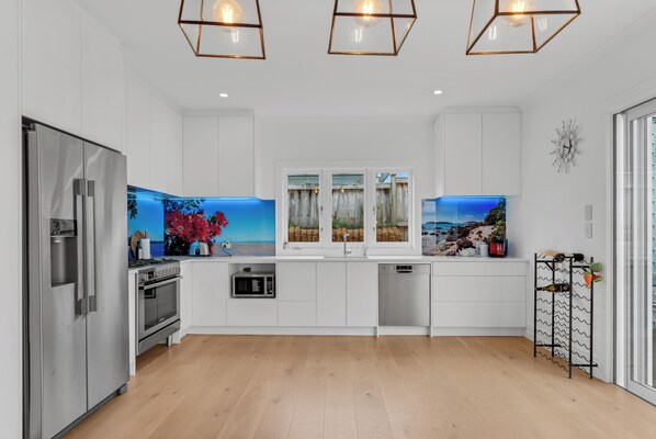 ثلاجة، ميكروويف، فرن، محمصة خبز