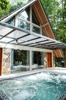 Tabla de planchar con plancha, wifi gratis y ropa de cama 