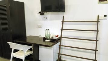 Habitación familiar, vista a la alberca | Muebles diferentes, escritorio y espacio para trabajar con laptop