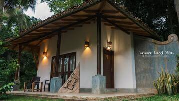 Tabla de planchar con plancha, wifi gratis y ropa de cama