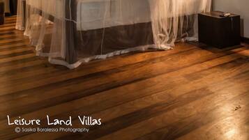 Tabla de planchar con plancha, wifi gratis y ropa de cama