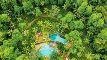 3 piscinas al aire libre