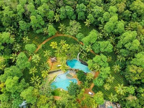 3 kolam renang terbuka, kerusi lepak pantai 