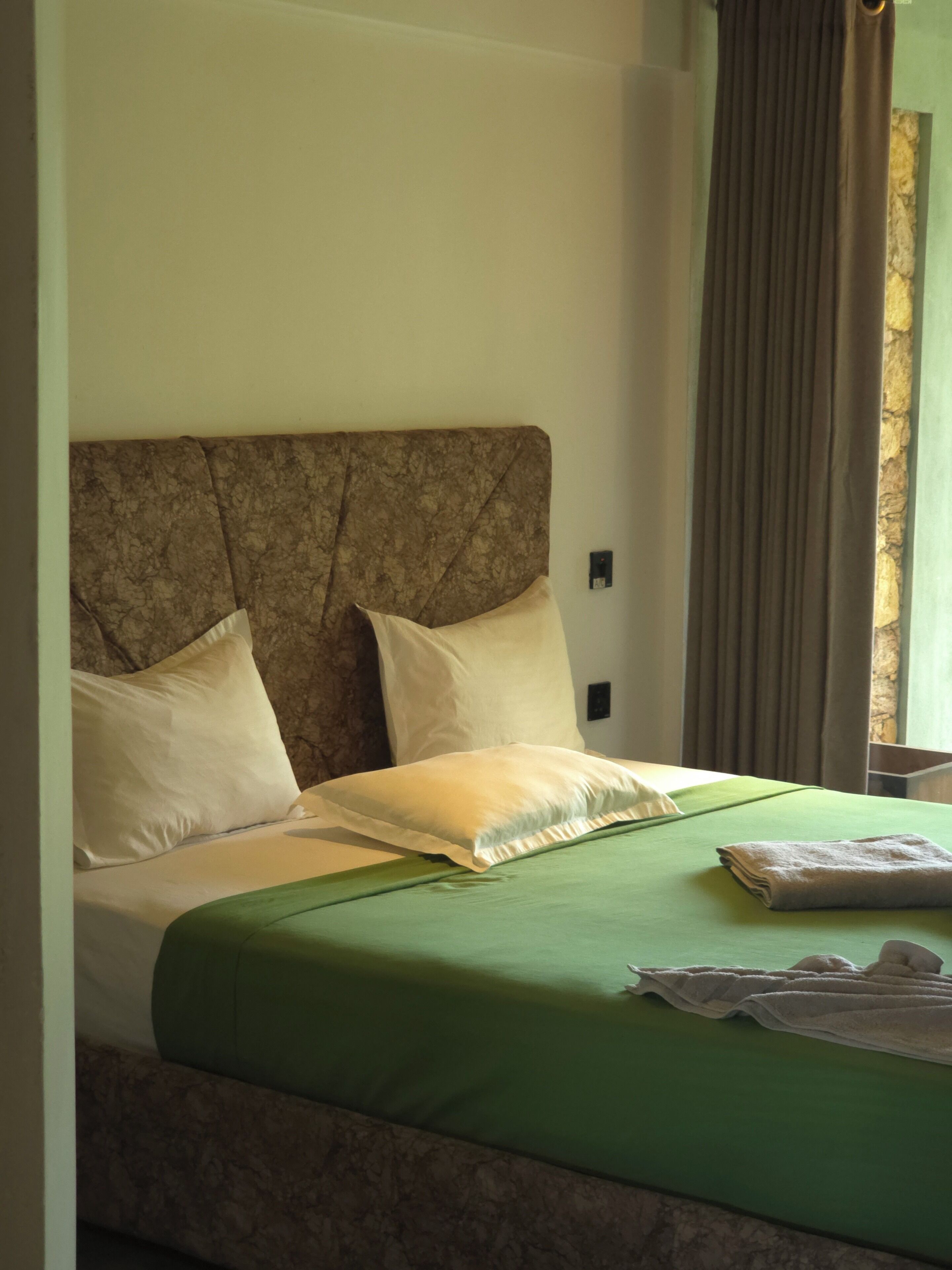 ดีลักซ์อพาร์ทเมนท์, ระเบียง, วิวสระว่ายน้ำ | เตารีด/โต๊ะรีดผ้า, Wi-Fi ฟรี, ผ้าปูที่นอน