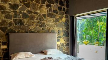 Luxury Villa | Iron/ironing board, free WiFi, bed sheets
