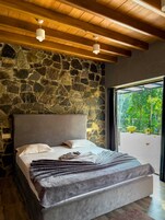 Tabla de planchar con plancha, wifi gratis y ropa de cama 