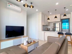 Apartment, 3 Bedrooms | Ruang tamu | 50 inci televisyen dengan kabel 