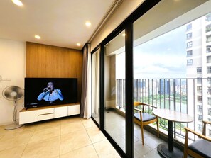 Apartamento, 3 quartos | Área de estar | TV 50 polegadas com canais a cabo