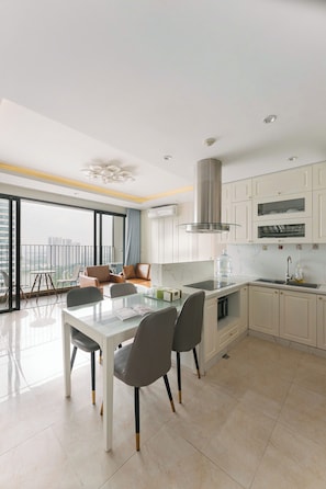 Departamento, 3 habitaciones | Cocina privada | Refrigerador, microondas, parrilla de estufa y utensilios de cocina 