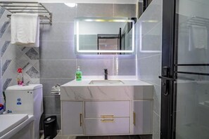 تجهيزات دش، مناشف، صابون، ورق حمّام