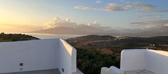 Quiet house in southern Crete, picturesque sea and mountain views, beach within walking distance