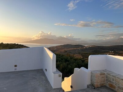 Quiet house in southern Crete, picturesque sea and mountain views, beach within walking distance