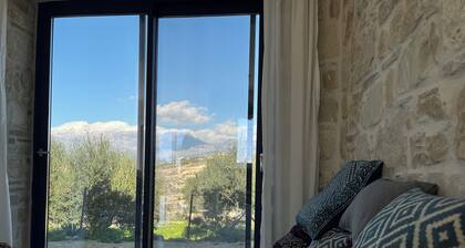 Quiet house in southern Crete, picturesque sea and mountain views, beach within walking distance