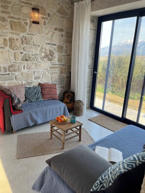 Smart TV, fireplace - Quiet house in southern Crete, picturesque sea and mountain views, beach within walking distance (Pitsidia)