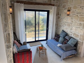 Smart TV, fireplace - Quiet house in southern Crete, picturesque sea and mountain views, beach within walking distance (Pitsidia)