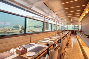 逢周末供应当地美食早餐（每人 INR 350）