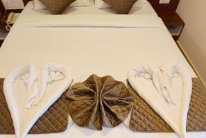 埃及棉床單、高級寢具、書桌、筆電工作空間