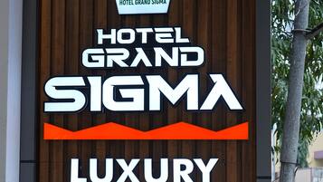 Señal para las lujosas habitaciones del Hotel Grand Sigma con indicaciones hacia el estacionamiento.