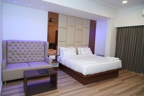 Executive Suite, City View | Egyptian cotton sheets, premium bedding, desk, laptop workspace