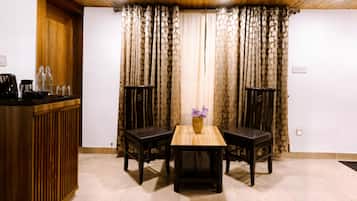 Kaafal, Lake View | Living area
