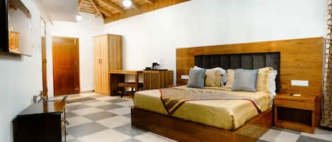 Buransh, Lake View | Iron/ironing board, free WiFi