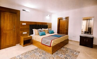 Une chambre à coucher avec un lit en bois, une table de chevet, une armoire et un miroir.