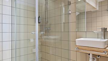 Serviettes fournies, savon, shampoing, papier toilette