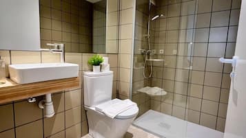 Toallas, jabón, shampoo, papel de baño
