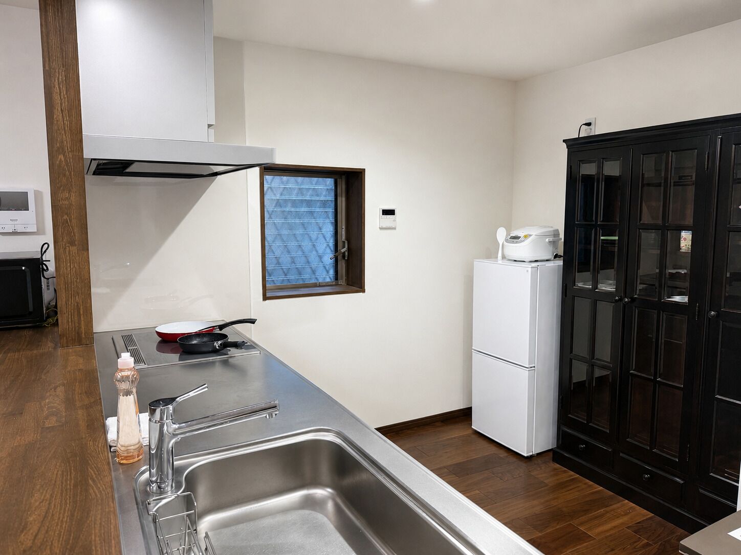Fridge, microwave, stovetop, cookware/dishes/utensils