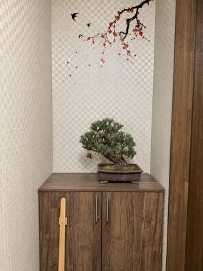 A corner room with a wooden cabinet and a bonsai tree on top. - 15 Minutes from Haneda Airport! Traditional Japanese Inn "FUKA" (Ota)