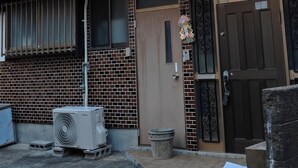Un bâtiment à deux étages, doté d’un toit plat, d’une façade en briques et d’un grand appareil de climatisation à l’avant.