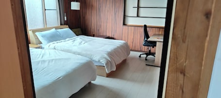 3 bedrooms, iron/ironing board, free WiFi, bed sheets. Guest House Sea and Cat - Fishing and surfing guests welcome!