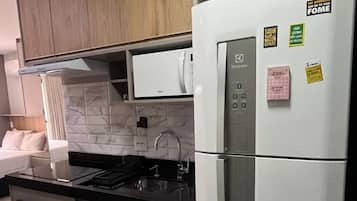 Apartamento | Cozinha privada | Cooktop, talheres/pratos/utensílios de cozinha