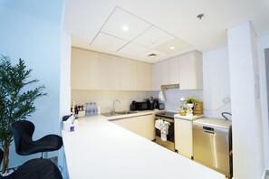 Kjøleskap, mikrobølgeovn, ovn og kokeplater